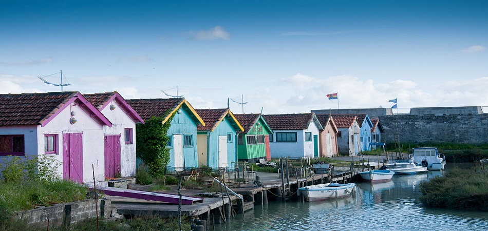 Pourquoi préférer une petite commune à une grande ville pour ses vacances ?